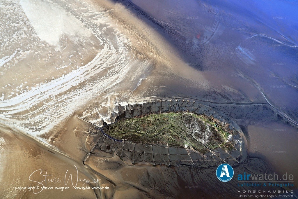 Verein Jordsand das Projekt Klima-Hallig Norderoog - Luftbild | Im Januar 2023 startete der Verein Jordsand das Projekt Klima-Hallig Norderoog, das die Auswirkungen des Klimawandels auf das Wattenmeer erforscht – insbesondere die Wechselwirkungen zwischen Meeresspiegelanstieg, Sturmfluten und der dynamischen Entwicklung der Halligkante.