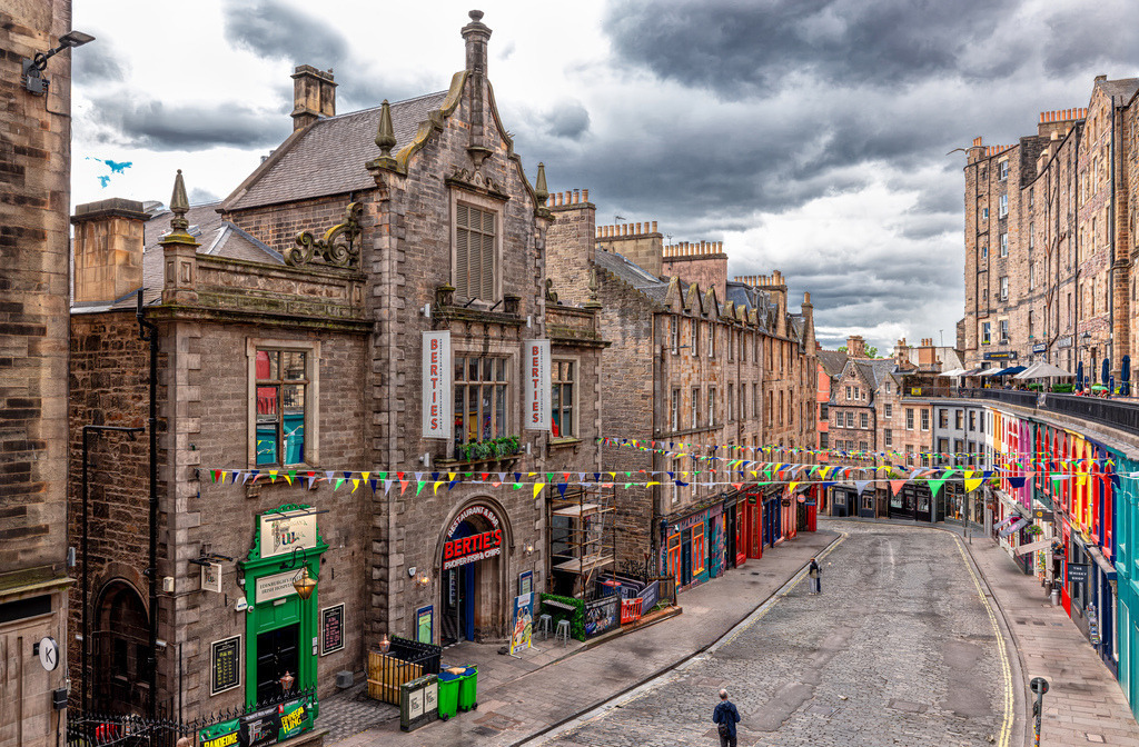 Die Victoria Street in Edinburgh, Schottland--Harry Potter | Dies ist die berühmte Victoria Street in Edinburgh, Schottland, bekannt für ihre bunten Gebäude und die geschwungene Form.Die Straße liegt in der Altstadt (Old Town) und führt vom Grassmarket hinauf zur George IV Bridge.Sie gilt als eine der Hauptinspirationen für die "Winkelgasse" aus den Harry-Potter-Büchern - Realisiert mit Pictrs.com