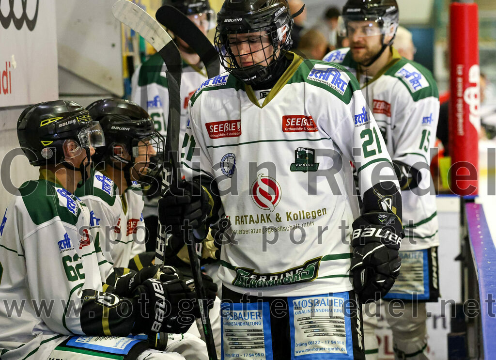 2022-09-09_008_TSV_Erding_gegen_Deggendorfer_SC | Erding, Deutschland, 09.09.2022:
Eishockey, Bayernliga 2022 / 2023, Testspiel, TSV Erding gegen Deggendorfer SC, Endergebnis: 2:5

Erik Modlmayr (Erding Gladiators, #21)

Foto: Christian Riedel / fotografie-riedel.net
