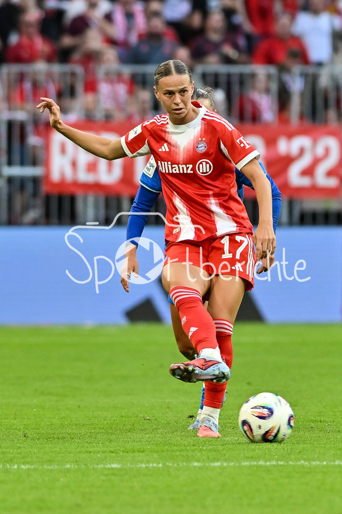 FC Bayern München - Bayer 04 Leverkusen | im Duell  Klara BUEHL (FCB #17) und Carlotta WAMSER (Bayer Leverkusen Frauen 37) / Zweikampf / Google Pixel Frauen-Bundsliga: FC Bayern München - Bayer 04 Leverkusen; Allianz Arena am 06.09.2025