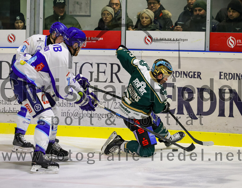 2026-01-23_075_TSV_Erding_gegen_SC_Riessersee | Erding, Deutschland, 23.01.2026:Eishockey, Oberliga Süd 2025 / 2026, 40. Spieltag, TSV Erding gegen SC Riessersee, Endergebnis: 6:5 n.V.Jesse Roach (SC Riessersee, #74), Grady Hobbs (Erding Gladiators, #22)Foto: Christian Riedel / fotografie-riedel.net
