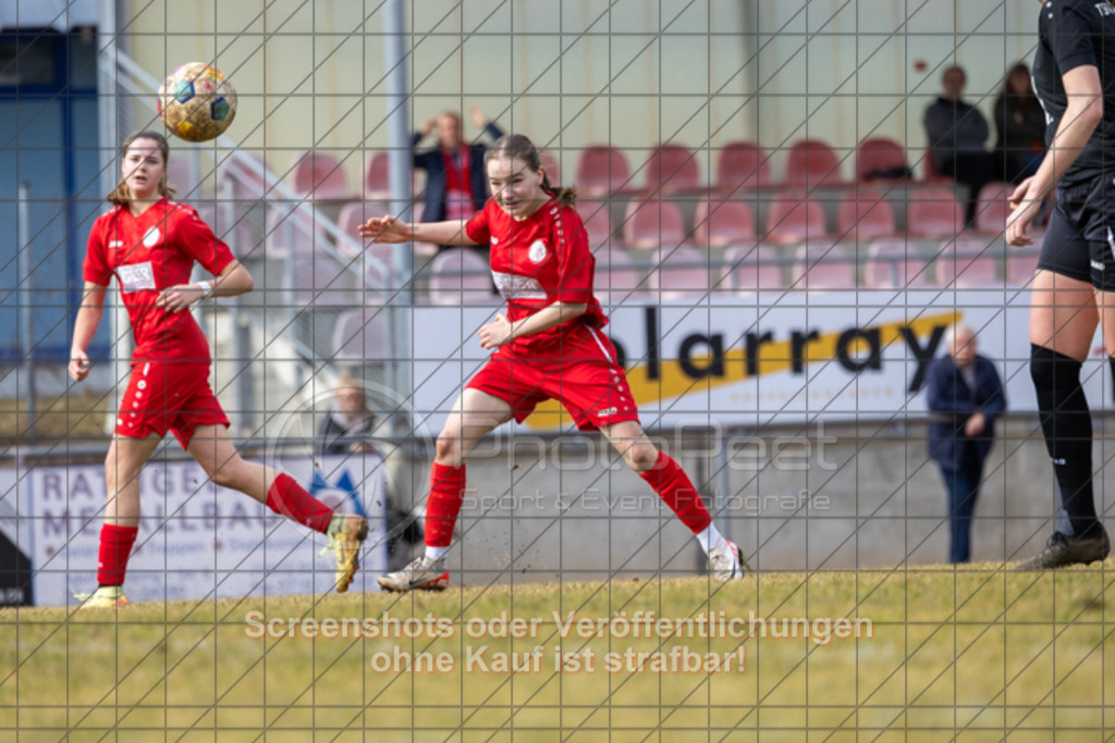 20250223_134431_0386 | #,1.FC Donzdorf (rot) vs. TSV Tettnang (schwarz), Fussball, Frauen-WFV-Pokal Achtelfinale, Saison 2024/2025, Rasenplatz Lautertal Stadion, Süßener Straße 16, 73072 Donzdorf, 23.02.2025 - 13:00 Uhr,Foto: PhotoPeet-Sportfotografie/Peter Harich