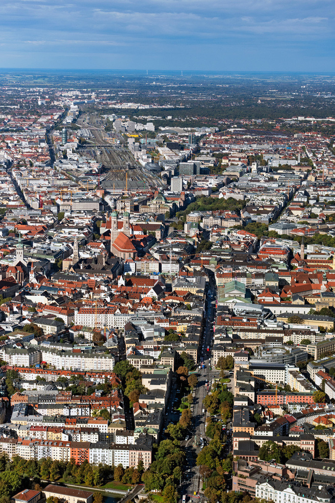 dr__0054085.jpg | MüNCHEN 07.10.2024 Verlauf der Straßenführung an der Maximilianstraße in München im Bundesland Bayern, Deutschland. // Street - road guidance on street Maximilianstrasse in Munich in the state Bavaria, Germany. Foto: Daniel Reiter