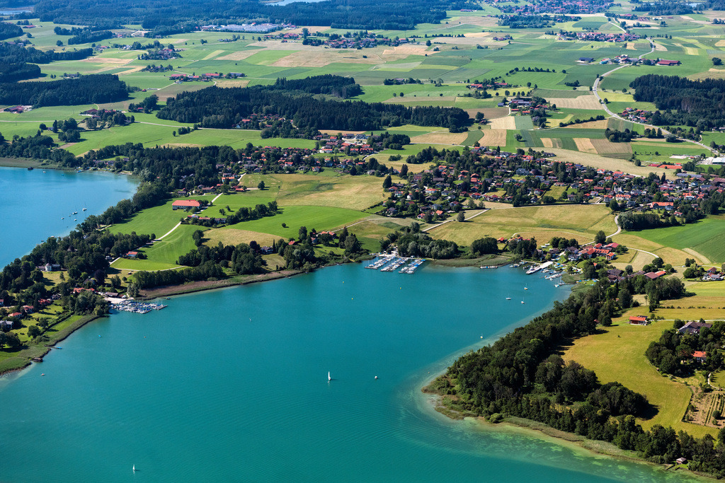 dr__0092706.jpg | BREITBRUNN AM CHIEMSEE 14.06.2022 Uferbereiche am Seegebiet des Chiemsee Urfahrnerbucht in Breitbrunn am Chiemsee im Bundesland Bayern, Deutschland. 