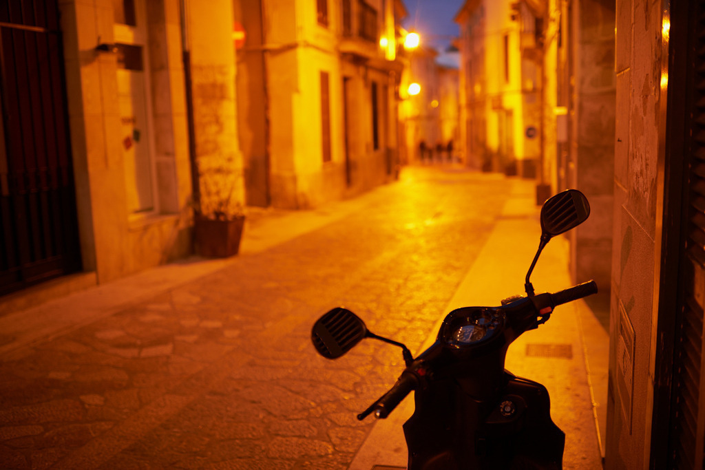 Altstadtgasse im Abendlicht mit Vespa | Pollenca, Spanien - January 04, 2014: Altstadtgasse im Abendlicht mit Vespa. - Realisiert mit Pictrs.com