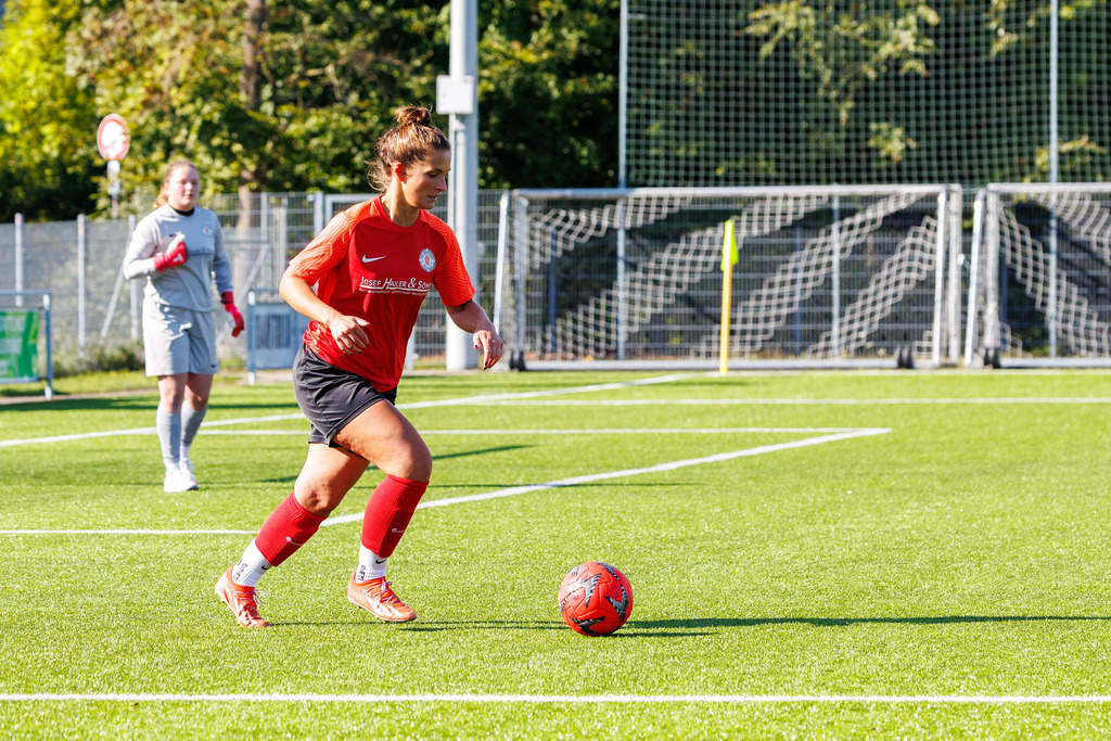 FCHHÜT_251003_3049 | 1.FC Heidenheim 1846 II vs. TSV Hüttlingen, Fußball, Frauen, Bezirkspokal, 2025/2026, 1.Runde, 03.10.2025 in Mergelstetten, Sportplatz 2(Foto: Michael Bulling) - Realisiert mit Pictrs.com