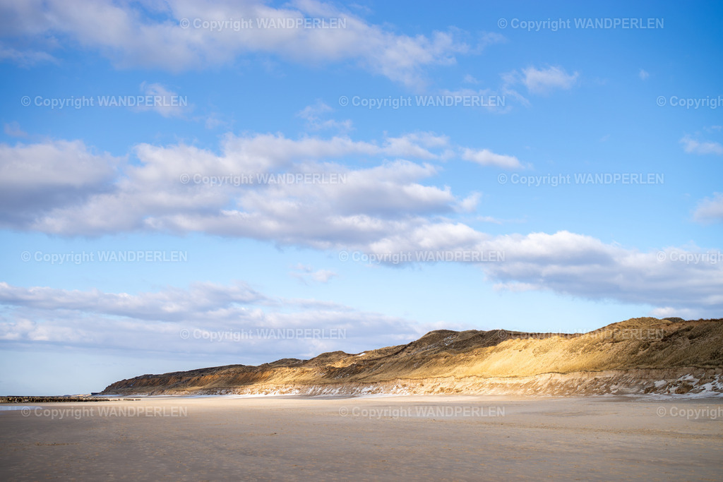 Januar - Wintersonne auf Sylt | Winter auf Sylt - die Sanddünen leuchten im goldenen Licht der Nachmittagssonne während weich Wolken über den Himmel ziehen. Ein friedvoller Moment, in dem die raue Schönheit der Natur auf die Stille der Jahreszeit trifft. - Realisiert mit Pictrs.com