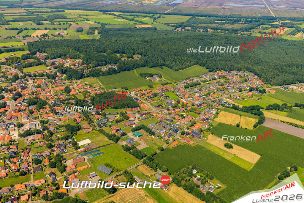 Luftbild der Stadt Esterwegen - Die Luftaufnahme wurde 2025 vom UL-Flugzeug heraus erstellt ( keine Drohne ) - Hochauflösende Luftaufnahme - für professionelle Ausdrucke geeignet. Die Geschenkidee !Hier alle&nbsp;Infos zur Lizenzierung der LuftaufnahmeWir fliegen auch dieses Jahr wieder in Ihre Region um Luftbilder zu erstellen.- Luftbild anfragen