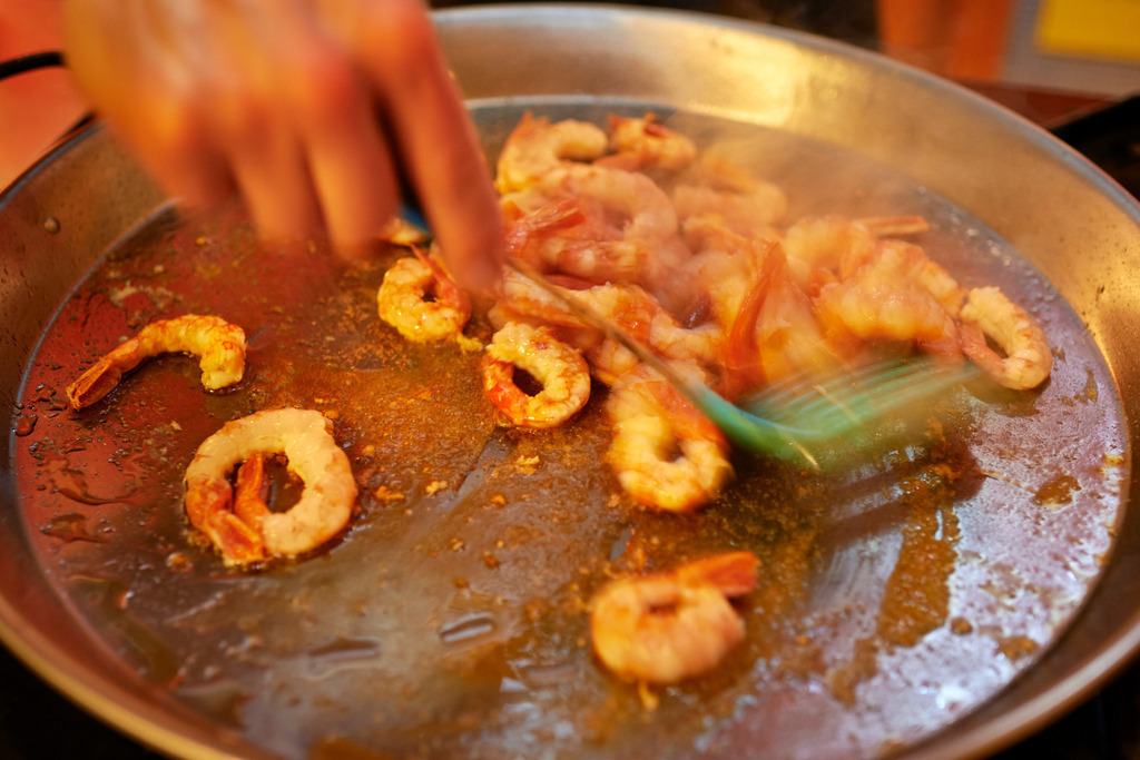 Krabben werden angebraten | Alaró, Spanien - December 31, 2013: Krabben werden angebraten. - Realisiert mit Pictrs.com