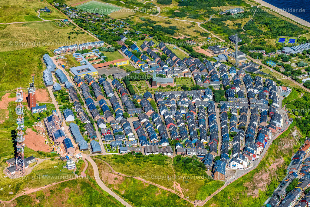 Helgoland_Oberland_Helgoland_ELS_9973130822130822 | HELGOLAND 13.08.2022 Ortsansicht an der Meeres-Küste " Oberland " in Helgoland im Bundesland Schleswig-Holstein, Deutschland. Weiterführende Informationen bei: Helgoland Tourismus-Service. // Townscape on the seacoast " Oberland " in Helgoland in the state Schleswig-Holstein, Germany. Further information at: Helgoland Tourismus-Service. Foto: Martin Elsen