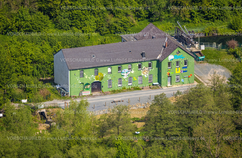 Bestwig240502960 | Luftbild, Altes Wasserkraftwerk Alfert, NaturRanger e.V., und mit Tieren und Pflanzen bemaltes grünes Haus, Ostwig, Bestwig, Sauerland, Nordrhein-Westfalen, Deutschland