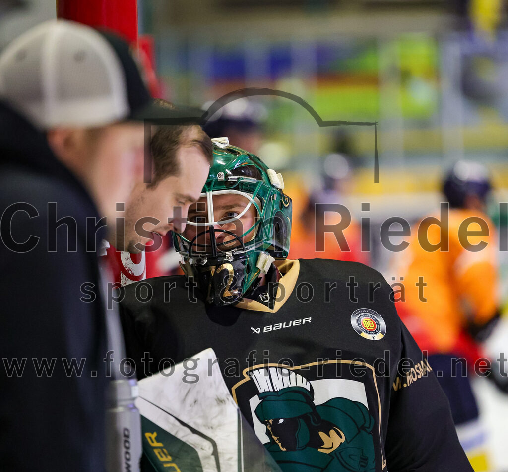 2025-12-05_021_TSV_Erding_gegen_Stuttgart_Rebels | Erding, Deutschland, 05.12.2025:Eishockey, Oberliga Süd 2025 / 2026, 23. Spieltag, TSV Erding gegen Stuttgart Rebels, Endergebnis: 5:6Teamchef Dominik Quinlan (Erding Gladiators), Torwart David Zabolotny (Erding Gladiators, #72)Foto: Christian Riedel / fotografie-riedel.net
