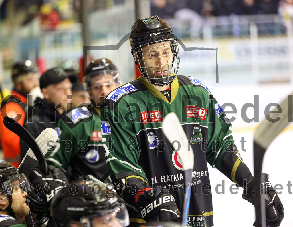 2023-02-10_025_TSV_Erding_gegen_ERSC_Amberg | Erding, Deutschland, 10.02.2023:
Eishockey, Bayernliga Meisterrunde Gruppe B 2022 / 2023, 3. Spieltag, TSV Erding gegen ERSC Amberg, Endergebnis: 6:3

Florian Zimmermann (Erding Gladiators, #5)

Foto: Christian Riedel / fotografie-riedel.net
