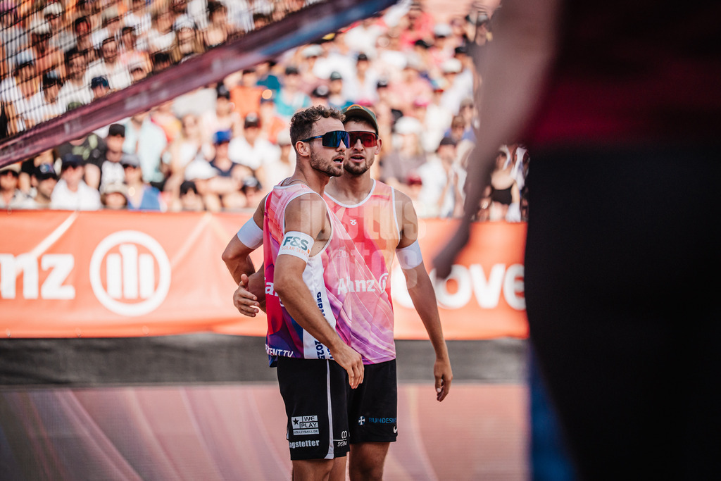 Beachvolleyball | Männer | Allianz German Beach Tour 2025 | Tourstop München | 13.07.2025 | v.l. Jonas Sagstetter und Benedikt Sagstetter