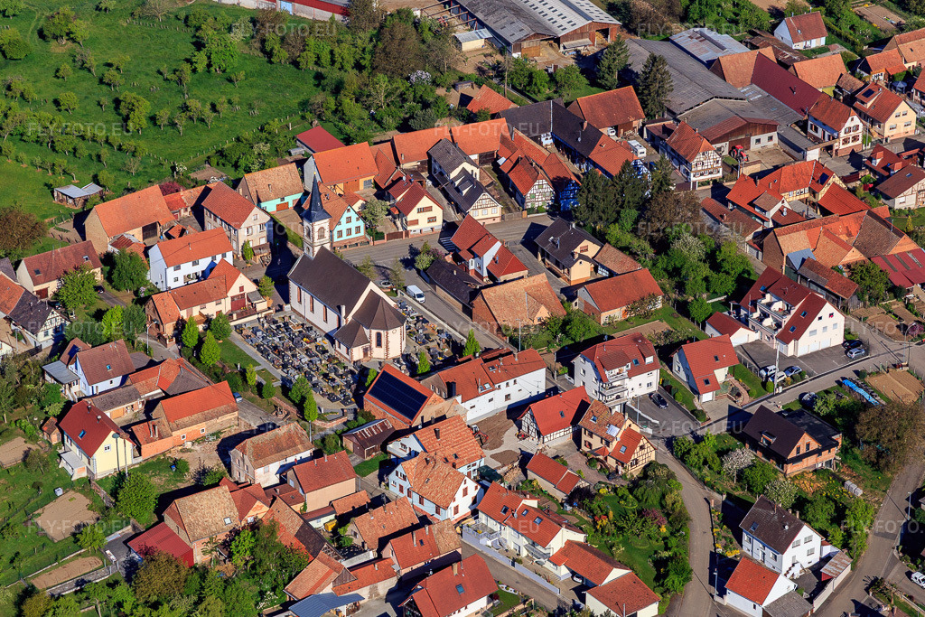 Vue aérienne: Cimetière et église au centre du village à Forstheim dans le département Bas Rhin, France.Photo: IMG_099383.jpg prise le 30/04/2017 par Werner Riehm/FLY-FOTO.euRésolution de l'original: 4993 x 3329 px