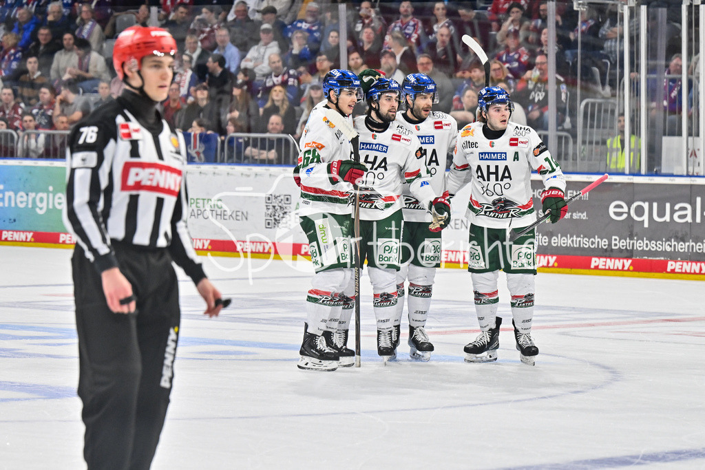 Adler Mannheim - Augsburger Panther | MANNHEIM, DEUTSCHLAND - 25. FEBRUAR: Jubel der Panther nach dem Treffer zum 1-1 durch David FARRANCE (Augsburger Panther 4) / Tor / Torschuetze / Freude / Happy während dem Match zwischen den Adler Mannheim und den Augsburger Panthern am 45. Spieltag der Penny DEL in der SAP Arena