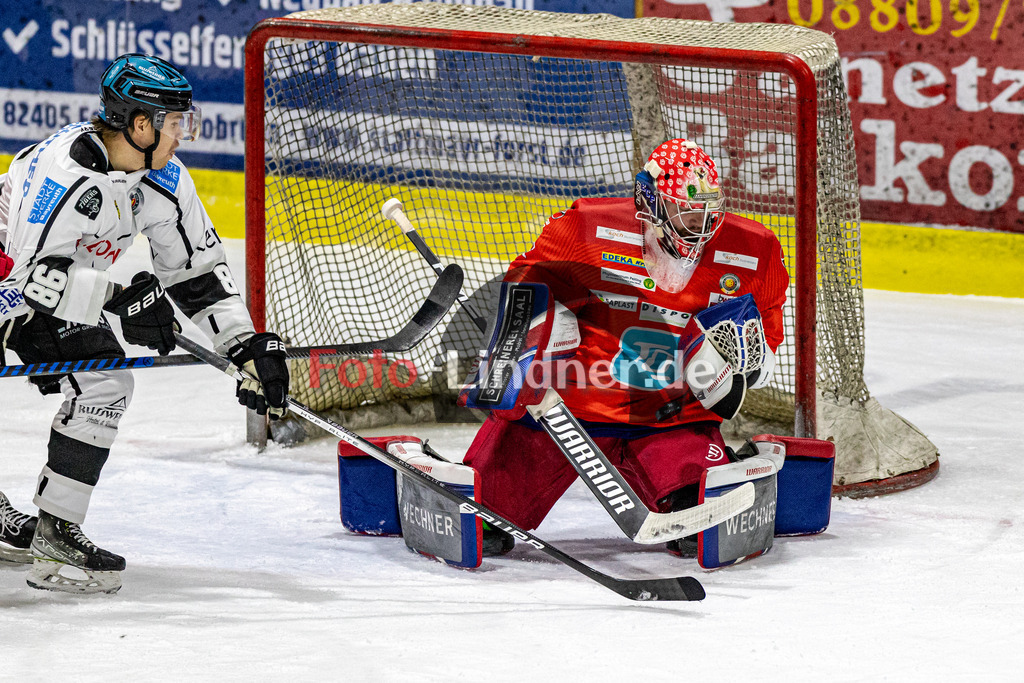 EC Peiting vs Bayreuth Tigers | Eishockey Oberliga Süd 2023/2024, EC Peiting vs Bayreuth Tigers, 20231112,
Save Andreas MAGG (ECP Goali 32),
2023-11-12 in Peiting (Eisstadion)
32 Andreas MAGG (ECP Goali 32), 86 Eetu ELO (Tigers 86)
Copyright: WolfgangxLindner foto-lindner.de
