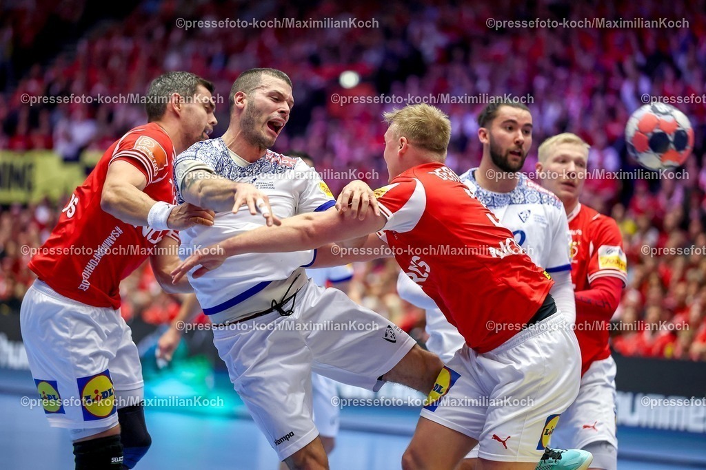 EHF20012602018 | 20.01.2026, Handball, Men's EHF EURO 2026, Dänemark - Portugal, Jyske Bank Boxen in Herning, Dänemark, Preliminary Round:  Rui Sousa Martins Silva (Portugal #14) im Zweikampf gegen   Rasmus Lauge Schmidt (Denmark #11)  Emil Siersbaek Bergholt (Denmark #33) 