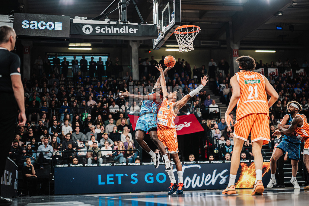Basketball | Männer | Saison 2025/2026 | easyCredit Basketball Bundesliga | Veolia Towers Hamburg vs. Ratiopharm Ulm | 18.01.2026 | v.l. Osaro Jürgen Rich (#3, Veolia Towers Hamburg) gegen Justin Simon (#15, Ratiopharm Ulm)
