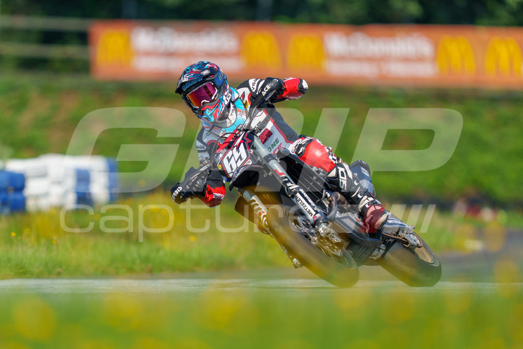 SuperMoto_Staatsmeisterschaft_Greinbach_306 | GRIPcapture steht für authentische Sportfotografie in Österreich – für Momente, die mehr sind als Geschwindigkeit oder Ergebnis. Es geht um Emotion, Spannung, Fokus und den Augenblick, der oft nur einen Wimpernschlag dauert.Ob Motorsport, Teamsport oder 