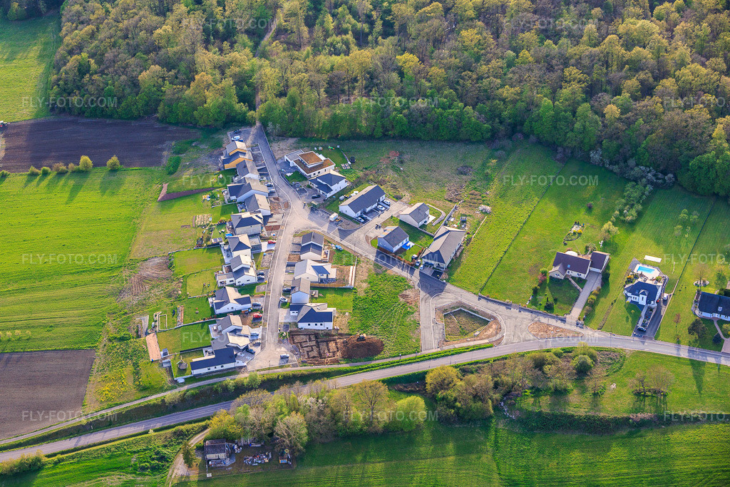 Aerial view: New development area Rue des Chênes at Étang de Metzing in Metzing in the state Moselle, France. – Photo: IMG_154236.jpg taken on 04/17/2026 by Werner Riehm/FLY-FOTO.com – Resolution of the original: 6000 x 4000 px