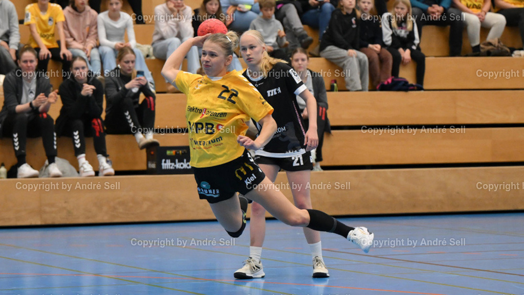 TSV Altenholz vs Berliner TSC | Thabea Kautz (TSVA #22) / Lilli Verworn (BTSC #21) - Handball 3. Liga Nord Frauen 2024/2025 / TSV Altenholz vs Berliner TSC / Edgar-Meschkat-Halle / Altenholz / 02.11.24 - Realisiert mit Pictrs.com
