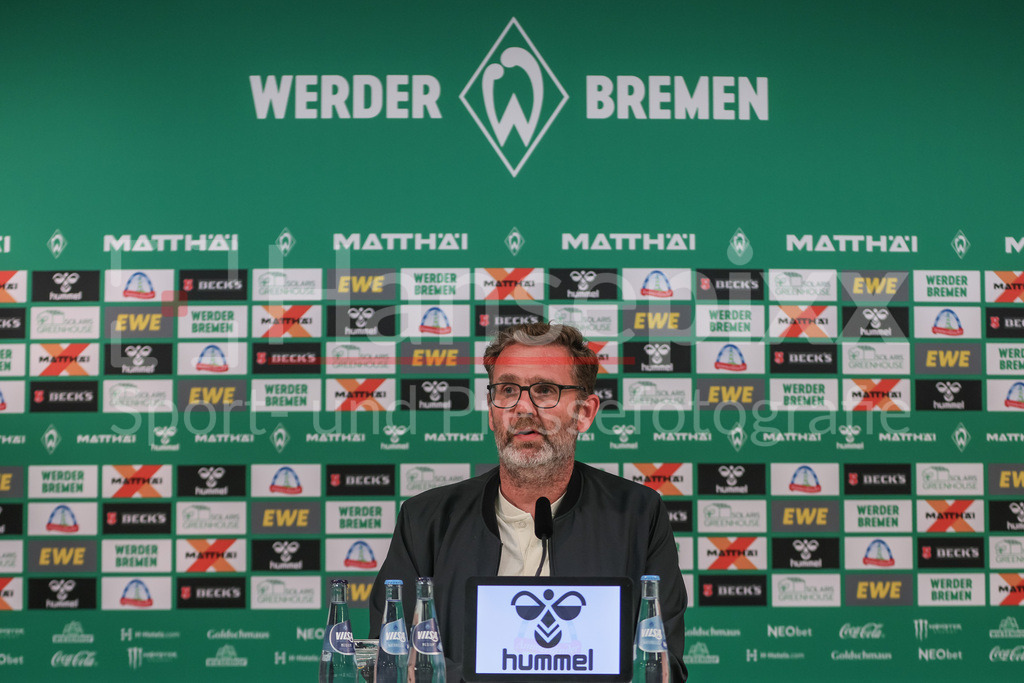 Fussball, Bundesliga, SV Werder Bremen - Borussia Dortmund | v.li.: Christoph Pieper (Direktor Kommunikation, SV Werder Bremen) während der Pressekonferenz , Portrait, Nahaufnahme, Einzelfoto, Einzelbild, DIE DFL-RICHTLINIEN UNTERSAGEN JEGLICHE NUTZUNG VON FOTOS ALS SEQUENZBILDER UND/ODER VIDEOÄHNLICHE FOTOSTRECKEN. DFL REGULATIONS PROHIBIT ANY USE OF PHOTOGRAPHS AS IMAGE SEQUENCES AND/OR QUASI-VIDEO.