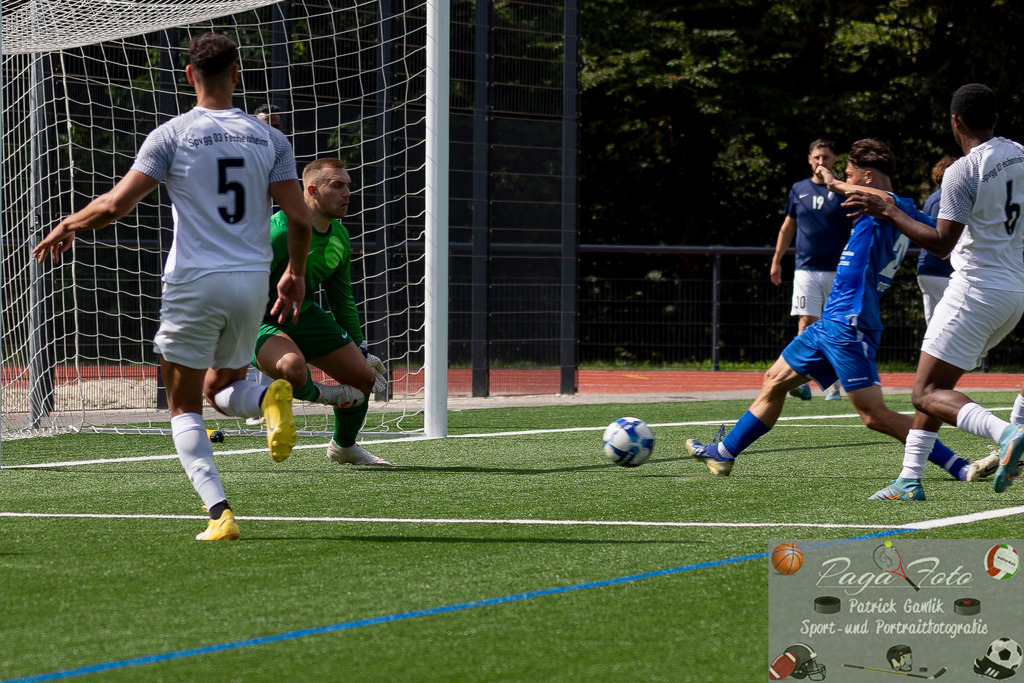Testspiel: Spvgg. 03 Fechenheim - Türk Gücü Friedberg, 13.07.2024 | Fabrice Otero Matthaei (Türk Gücü Friedberg #21) mit einem Torschuss, Spvgg. 03 Fechenheim - Türk Gücü Friedberg, Frankfurt am Main, Sportanlage Birsteiner Straße, 13.7.2024 - Realisiert mit Pictrs.com