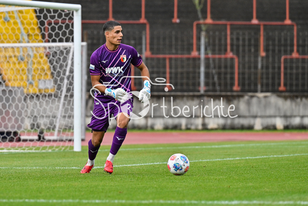 FC Augsburg II - FC Bayern Amateure | am Ball Noah GEORGE (FC Augsburg II 22) / Einzelfoto / Freisteller / Regionalliga Bayern: FC Augsburg II - FC Bayern Muenchen II, Rosenaustadion am 25.07.2025