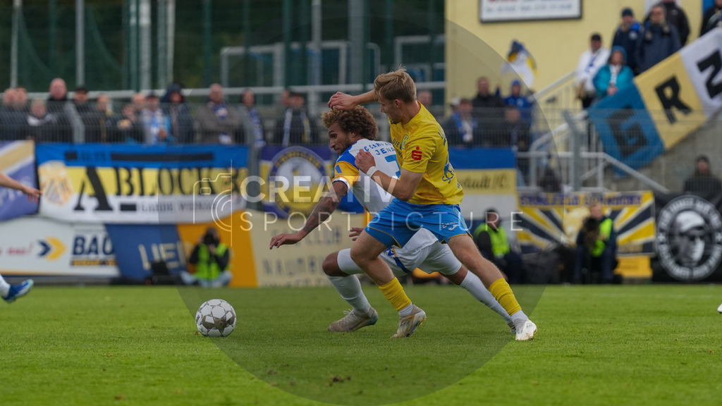 Fußball, Herren, Saison 2025/2026, Regionalliga Nordost, 11. Spieltag, FSV 63 Luckenwalde vs. FC Carl-Zeiss Jena, Samstag 05.10.2025, Werner-Seelenbinder-Stadion Luckenwalde, | Fußball, Herren, Saison 2025/2026, Regionalliga Nordost, 11. Spieltag, FSV 63 Luckenwalde vs. FC Carl-Zeiss Jena, Samstag 05.10.2025, Werner-Seelenbinder-Stadion Luckenwalde, Im Bild: Kevin Lenkfort (l. Jena) und Fabio Schneider (r. Luckenwalde) - Realisiert mit Pictrs.com