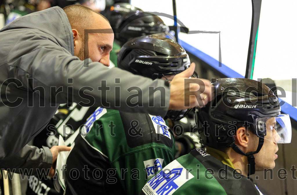 2023-02-10_024_TSV_Erding_gegen_ERSC_Amberg | Erding, Deutschland, 10.02.2023:
Eishockey, Bayernliga Meisterrunde Gruppe B 2022 / 2023, 3. Spieltag, TSV Erding gegen ERSC Amberg, Endergebnis: 6:3

Trainer Dirk Salinger (ERSC Amberg)

Foto: Christian Riedel / fotografie-riedel.net