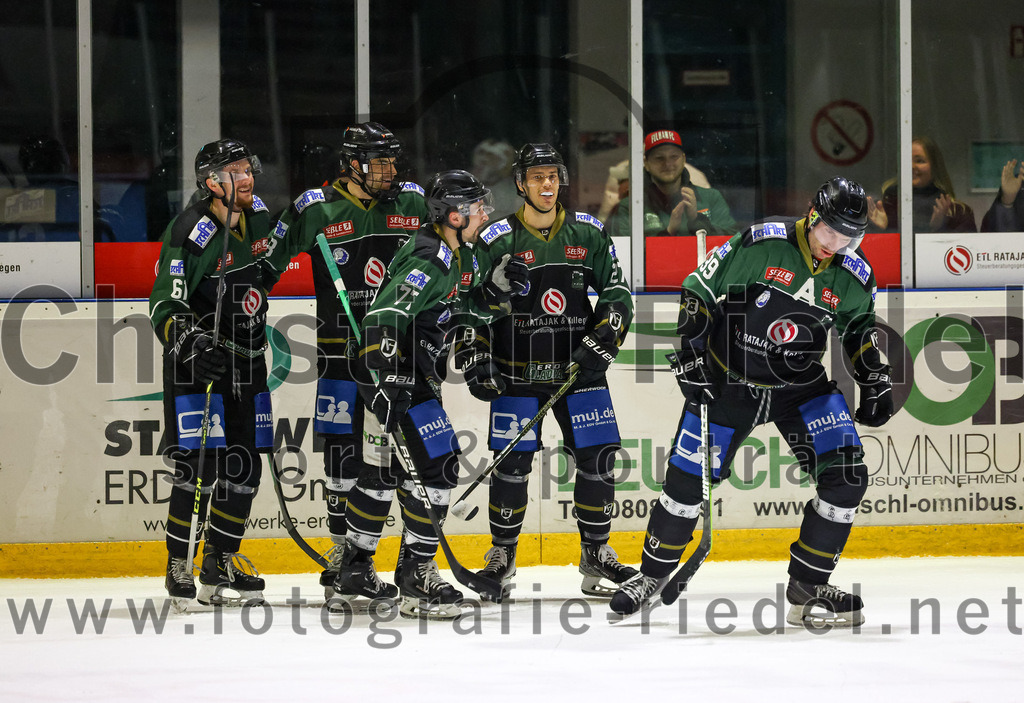 2023-02-19_139_TSV_Erding_gegen_VfE_Ulm-Neu-Ulm | Erding, Deutschland, 19.02.2023:
Eishockey, Bayernliga Meisterrunde Gruppe B 2022 / 2023, 5. Spieltag, TSV Erding gegen VfE Ulm/Neu-Ulm, Endergebnis: 

Roni Rukajärvi (Erding Gladiators, #61), Daniel Krzizok (Erding Gladiators, #18), Philipp Michl (Erding Gladiators, #77), Mark Waldhausen (Erding Gladiators, #27), Thomas Plihal (Erding Gladiators, #39)

Foto: Christian Riedel / fotografie-riedel.net