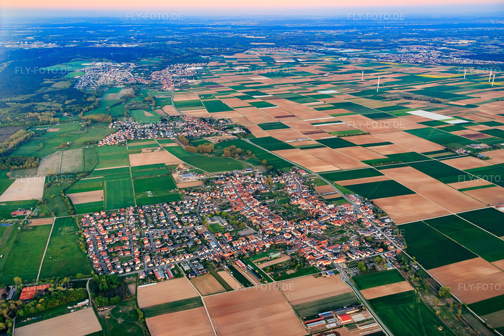 Luftbild: Ortsansicht von Westen in Ottersheim bei Landau im Bundesland Rheinland-Pfalz in Deutschland. Foto: IMG_077551.jpg vom 21.04.2015 durch Werner Riehm/FLY-FOTO.de