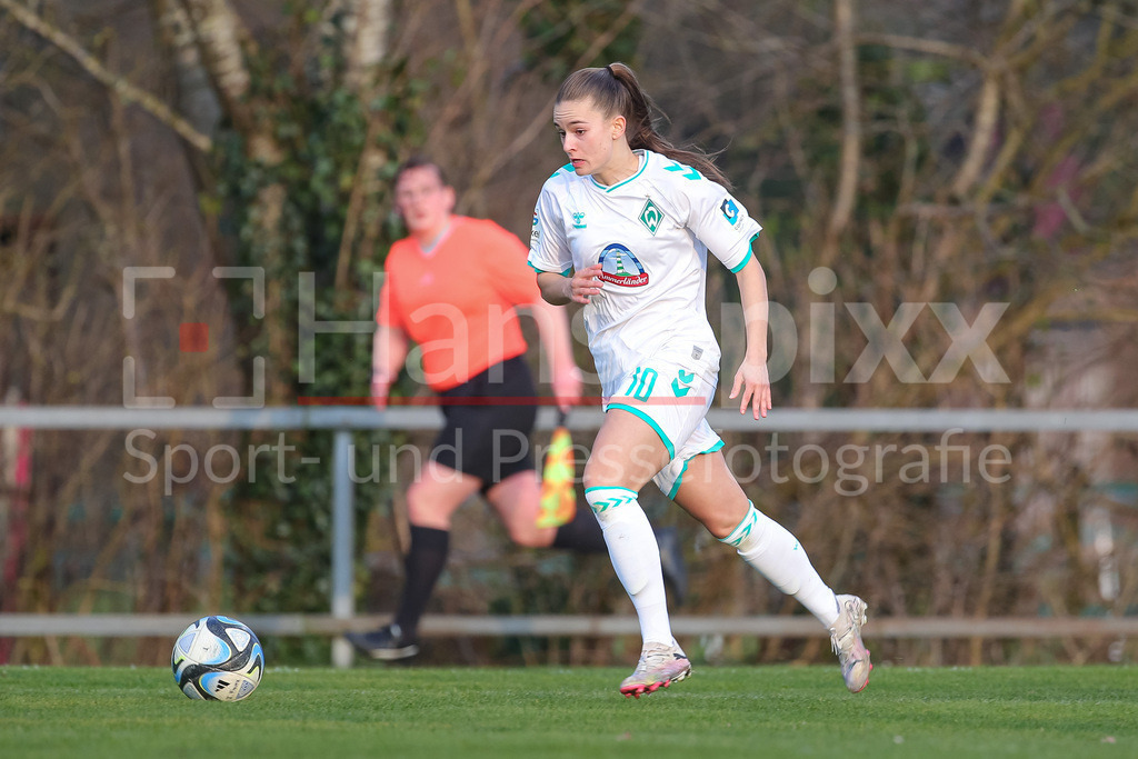 Fussball, Testspiel Frauen, SV Henstedt-Ulzburg - SV Werder Bremen | v.li.: Tuana Mahmoud (geb. Keles, SV Werder Bremen, 10) am Ball, Einzelbild, Ganzkörper, Aktion, Action, Spielszene