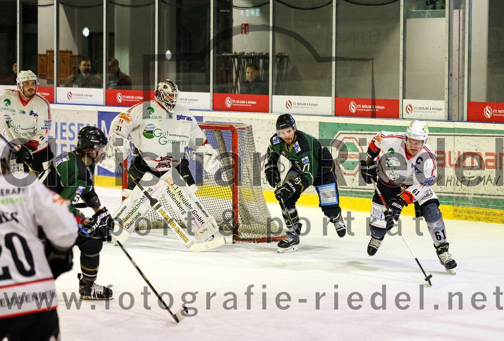 2022-11-04_079_Eishockey_TSV_Erding_gegen_TSV_Peissenberg | Erding, Deutschland, 04.11.2022:
Eishockey, Bayernliga 2022 / 2023, 10. Spieltag, TSV Erding gegen TSV Peißenberg, Endergebnis: 4:3

Ryan Murphy (Erding Gladiators, #51), Torwart Korbinian Sertl (TSV Peissenberg, #31), Philipp Michl (Erding Gladiators, #77), Martin Andrä (TSV Peissenberg, #61)

Foto: Christian Riedel / fotografie-riedel.net