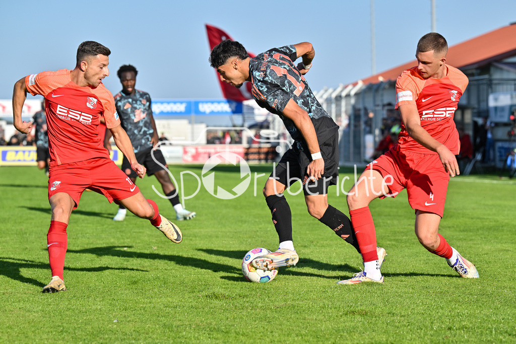 SpVgg Hankofen-Hailing - FC Bayern Amateure | im Duell Daniel RABANTER (Spvgg #11), Emirhan DEMIRCAN (FC Bayern München II #10) und David SCHNEIDER (Spvgg #4) / Zweikampf