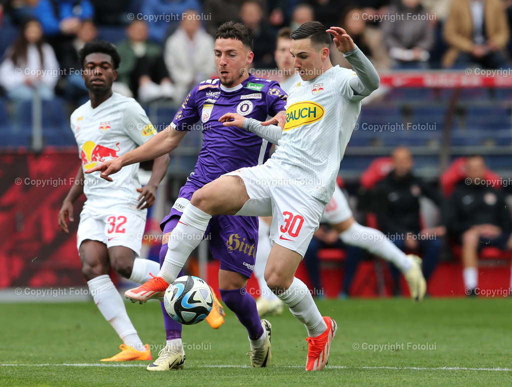 A_LUI_21042024_12 | SPORT,FUSSBALL.ADMIRAL BUNDESLIGA RED BULL SALZBURG-AUSTRIA KLAGENFURT. 21.04.2024 IM BILD: OSCAR GLOUKH (SALZBURG) UND SINAN KARWEINA  (KLAGENFURT) FOTO.FOTOLUI/MW