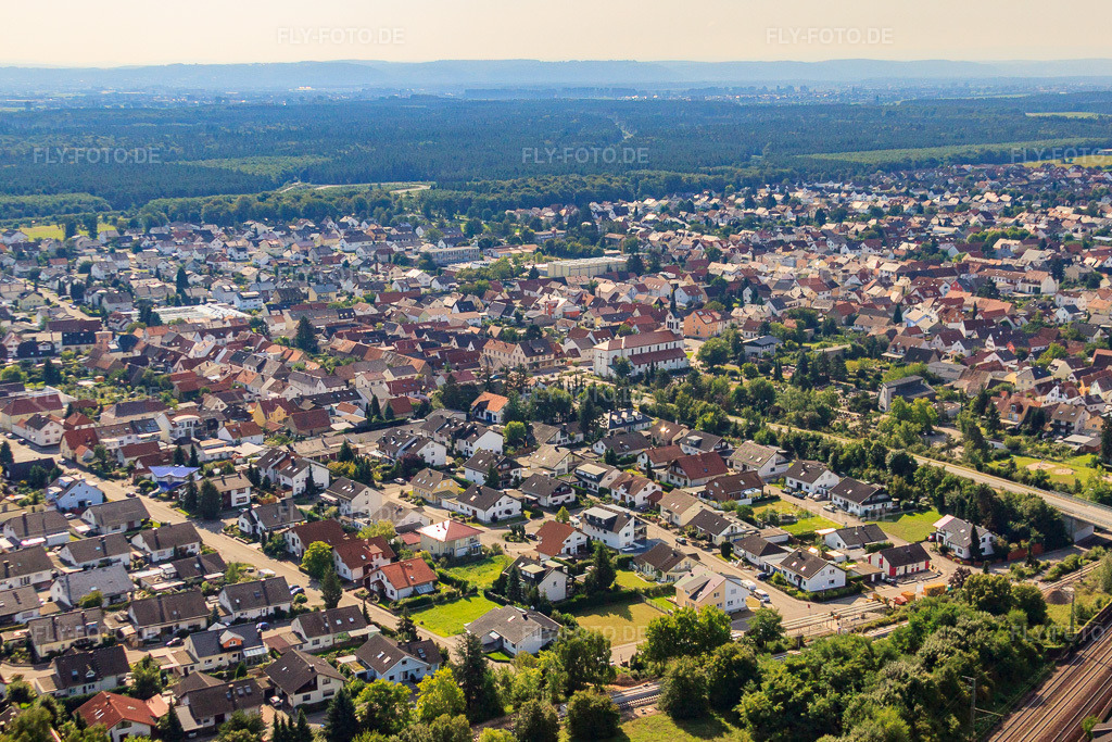 Luftbild: Huttenheimer Landstr im Ortsteil Neudorf in Graben-Neudorf im Bundesland Baden-Württemberg in Deutschland. Foto: IMG_33305.jpg vom 05.09.2010 durch Werner Riehm/FLY-FOTO.de