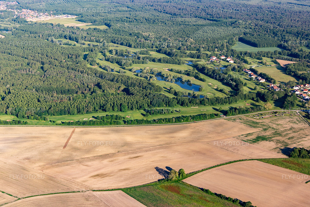 Vue aérienne: Club de golf de Baden-Baden Soufflenheim à Soufflenheim dans le département Bas Rhin, France.Photo: IMG_115012.jpg prise le 01/06/2019 par Werner Riehm/FLY-FOTO.euRésolution de l'original: 5472 x 3648 px