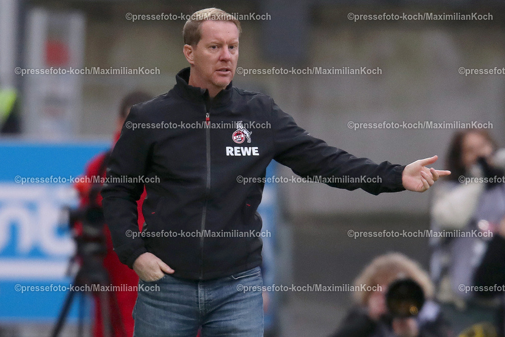 RWE06012401013 | 06.01.2024, Essen, Fußball, Herren, Stadion an der Hafenstraße, Testspiel, Rot-Weiss Essen – 1. FC Köln:  Cheftrainer Timo Schultz (1.FC Köln) steht gestikuliered am Spielfeldrand . 
DFB regulations prohibit any use of photographs as image sequences and or quasi-video.