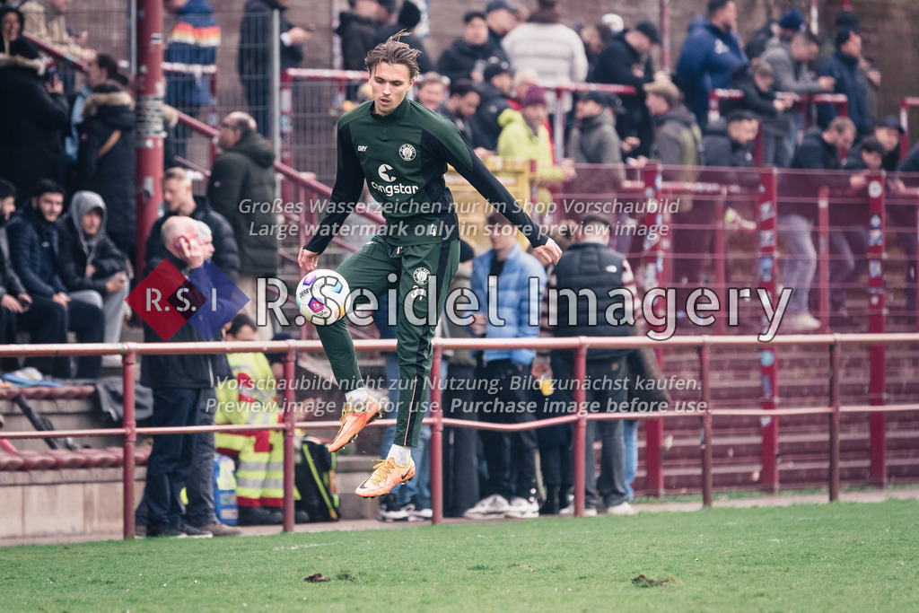 RS-1-035294 | Phil Kolvenbach (#1, FCSP, Torwart) wärmt sich auf