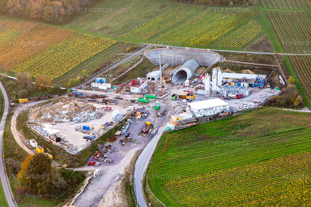 Luftbild: Baustelle des Tunnelportals Ost für den Astrid-Tunnel zur Unterquerung und Ortsumgehung von Bad Bergzabern zwischen B38 (Weinstraße) und B427 (Kurtalstraße) in Dörrenbach im Bundesland Rheinland-Pfalz in Deutschland.Foto: IMG_143721.jpg vom 25.10.2024 durch Werner Riehm/FLY-FOTO.deBemo: - BEMO Tunnelling GmbHLandesbetrieb Mobilität Rheinland-PfalzStadt Bad BergzabernHerrenknecht AG - Pioneering Underground Together