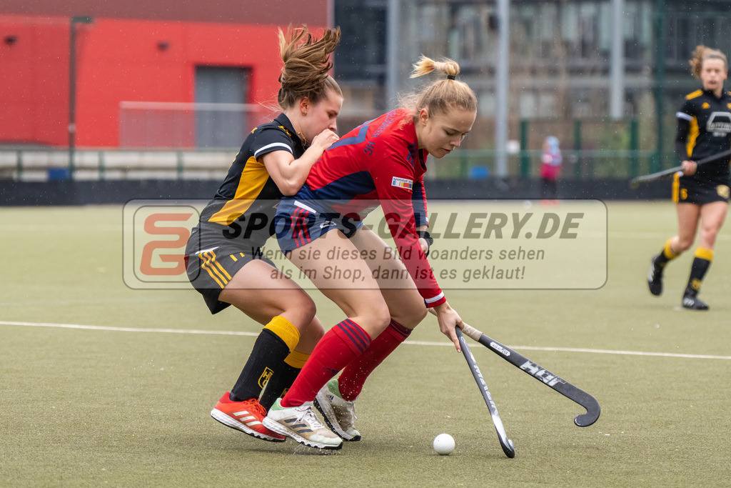 HK_20230401_106627 | 1. Bundesliga Damen Düsseldorfer HC - Harvestehuder THC  am 1.4.2023 DHC Düsseldorf, Düsseldorf , Julia Schedl ( Düsseldorfer HC #27 ) Schlüter Henriette ( Harvestehuder THC #11 )