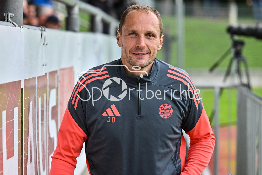 FC Memmingen - FC Bayern Amateure | Im Bild FC Bayern Amateure Torwart Trainer Jaroslav DROBNY / Einzelfoto / Freisteller / Regionalliga Bayern: FC Memmingen - FC Bayern München II; Arena Memmigen am 29.08.2025