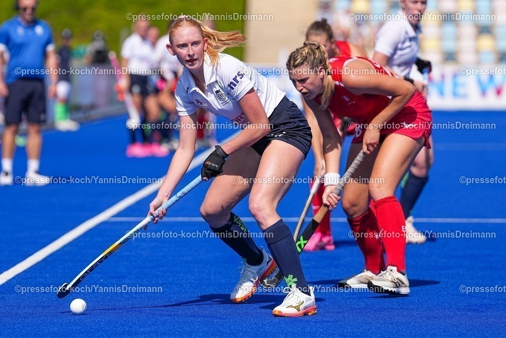 xydrx10082501003 | 10.08.2025, xydrx, Frauen EuroHockey Championship 2025, Gruppenphase, Gruppe B, England - Schottland, Sparkassenpark Mönchengladbach: Ruth Blaikie (SCO #13) im Zweikampf gegen Lily Owsley (ENG #26)