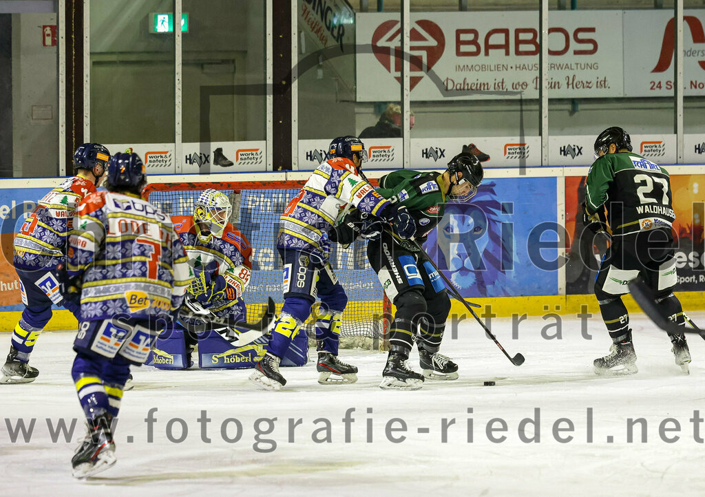 2022-12-09_045_TSV_Erding_gegen_EHC_Waldkraiburg | Erding, Deutschland, 09.12.2022:
Eishockey, Bayernliga 2022 / 2023, 19. Spieltag, TSV Erding gegen EHC Waldkraiburg, Endergebnis: 9:2

Torwart Kevin Yeingst (EHC Waldkraiburg, #80)

Foto: Christian Riedel / fotografie-riedel.net
