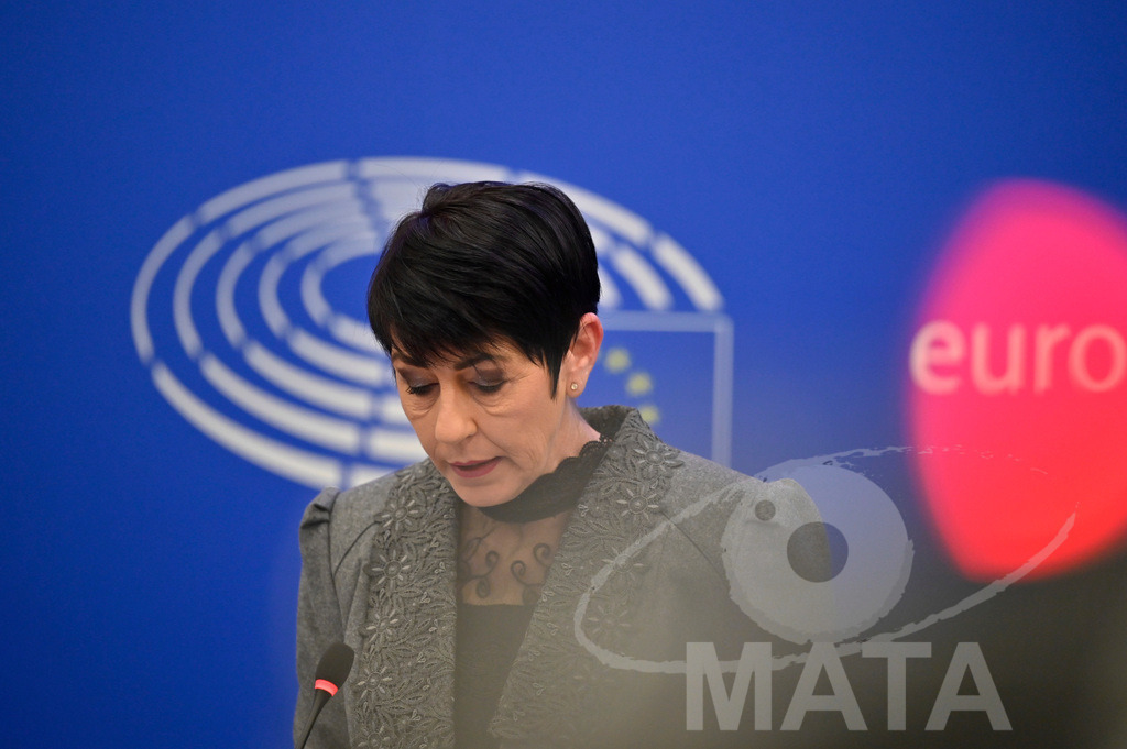 _DWI0143 | Politikerin Christine Anderson bei einer Pressekonferenz zum Thema ' Alarmierende Statistiken zu den Folgen des COVID-Lockdowns' im Europäischen Parlament. Straßburg, 18.01.2023 - Realisiert mit Pictrs.com