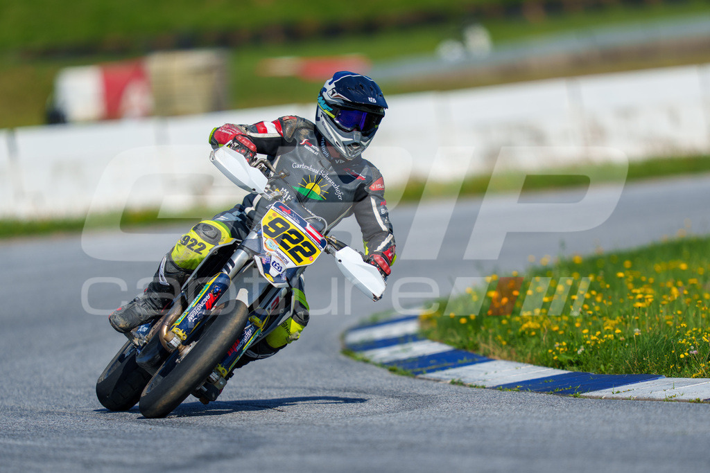SuperMoto_Staatsmeisterschaft_Greinbach_151 | GRIPcapture steht für authentische Sportfotografie in Österreich – für Momente, die mehr sind als Geschwindigkeit oder Ergebnis. Es geht um Emotion, Spannung, Fokus und den Augenblick, der oft nur einen Wimpernschlag dauert.Ob Motorsport, Teamsport oder 