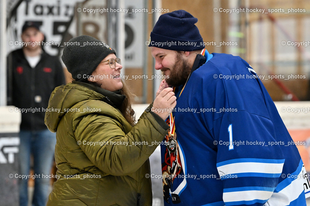 ELV Zauchen vs. EC Tigers Paternion | Vizepräsidentin KEHV Margit Schwarz, #1 Oberrauner Maximilian EC Tigers Paternion, ELV Zauchen vs. EC Tigers Paternion, ELV Zauchen vs. EC Tigers Paternion am 23.02.2025 in Spittal an der Drau (Eissportzentrum Spittal), Austria, (Photo by Bernd Stefan)