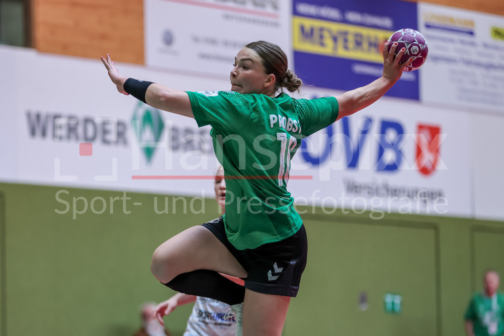 Handball, 2. Bundesliga Frauen, SV Werder Bremen - ESV 1927 Regensburg | v.li.: Madita Probst (SV Werder Bremen, 10) am Ball, Spielszene, Aktion, Action